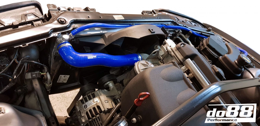 BMW M3 E46 Radiator Aluminum, Red hose