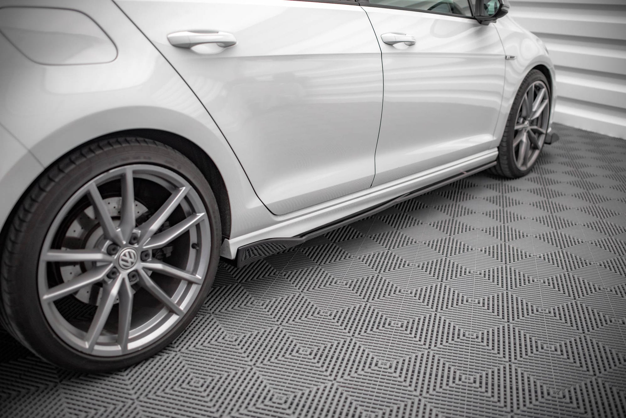 Side Skirts Diffusers V.2 Volkswagen Golf R / R-Line Mk7 — Harrys Euro
